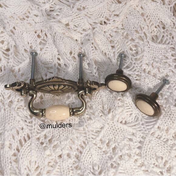 3/$15 🌻 Vintage Drawer Pulls Hardware for Dresser - Picture 2 of 9